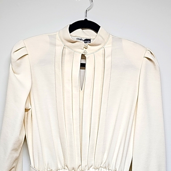 Vtg 80's cream color knit, longsleeve dress. Keyhole neck, pleat front, belted - Picture 2 of 13